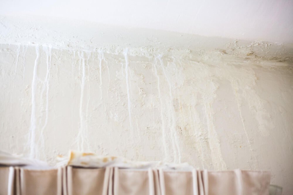 O que é infiltração de água no teto