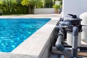 Técnico especializado e sistema hidráulico de piscina utilizados em diagnóstico e deteção de fugas de água com tecnologia não destrutiva.