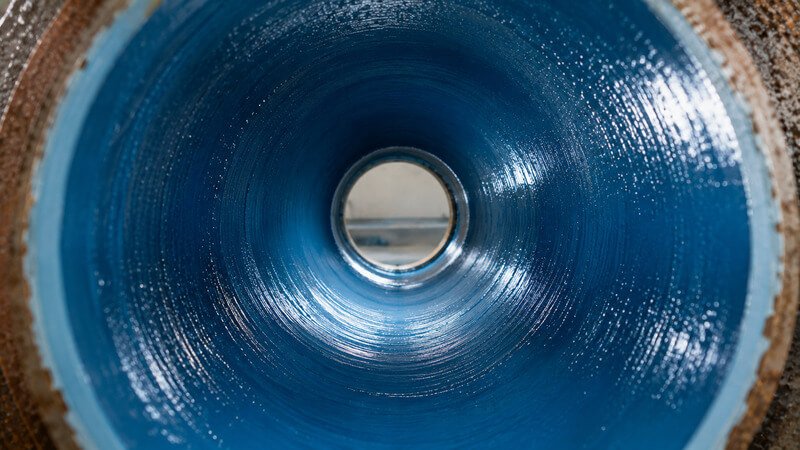 Interior de uma tubagem protegida por revestimento de resina epóxi de elevada durabilidade.