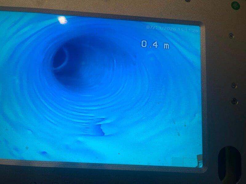 Interior da tubagem após a aplicação das duas demãos de resina epóxi, apresentando uma superfície contínua e totalmente selada.