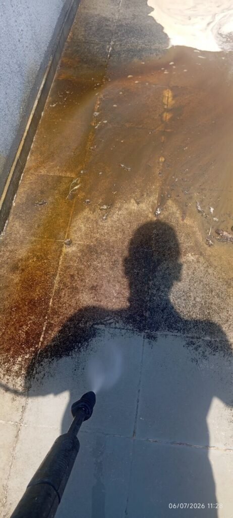 Lavagem do pavimento do terraço com máquina de alta pressão antes da impermeabilização, realizada pela TecFuga durante a reparação de infiltrações em Loures.