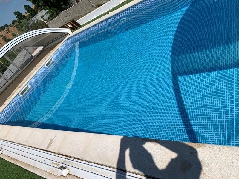 Vista geral da piscina durante a inspeção técnica realizada pela Tec Fuga para deteção de fuga de água na tubagem hidráulica, antes da localização da anomalia.