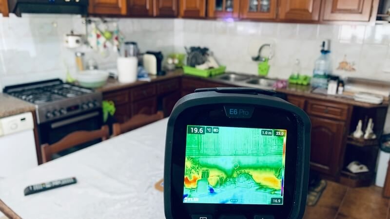 Imagem termográfica que evidencia uma anomalia na tubagem de água quente da cozinha durante a deteção não destrutiva de uma fuga de água em Penela.