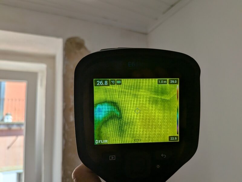 Câmara termográfica utilizada pela TecFuga para mapear a propagação da humidade numa parede interior, permitindo avaliar a extensão da infiltração sem necessidade de demolições.