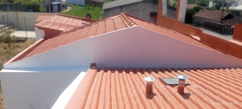 Vista panorâmica da cobertura após a intervenção da TecFuga, evidenciando a impermeabilização concluída nas zonas críticas de encontro entre a cobertura e as platibandas, garantindo a eliminação das infiltrações e a proteção duradoura contra a entrada de água da chuva.