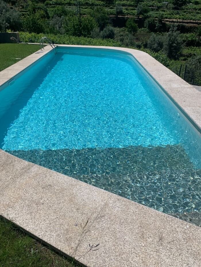 Vista geral da piscina durante a inspeção realizada pela TecFuga para deteção de fuga de água, com avaliação dos bicos injetores, skimmers, ralo de fundo e restantes componentes hidráulicos através de mergulho técnico e líquido traçador.
