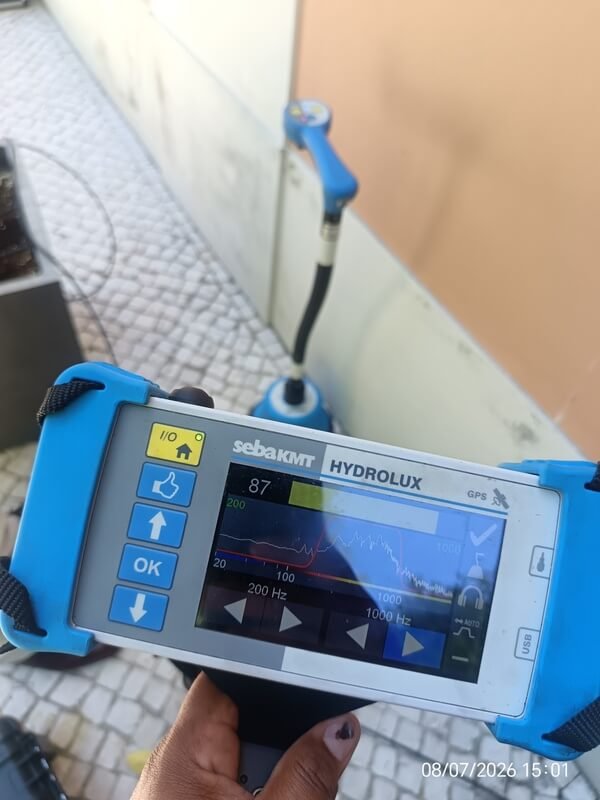 Equipamento SebaKMT Hydrolux utilizado na deteção acústica de fuga de água em tubagem enterrada, permitindo localizar com precisão o ponto da anomalia numa intervenção realizada em Lisboa.