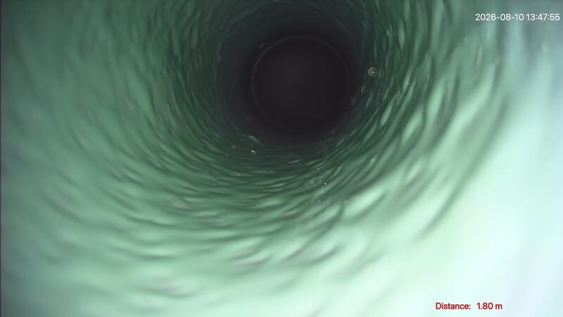 Interior da tubagem após a reabilitação com resina epóxi em Ílhavo, apresentando um revestimento contínuo para restabelecer a estanquidade da canalização.