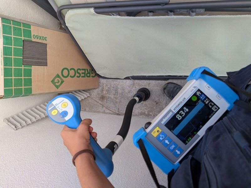 Equipamento de auscultação acústica utilizado pela TecFuga para detetar o ruído da fuga e localizar o troço afetado da tubagem em São Domingos de Rana, Cascais.
